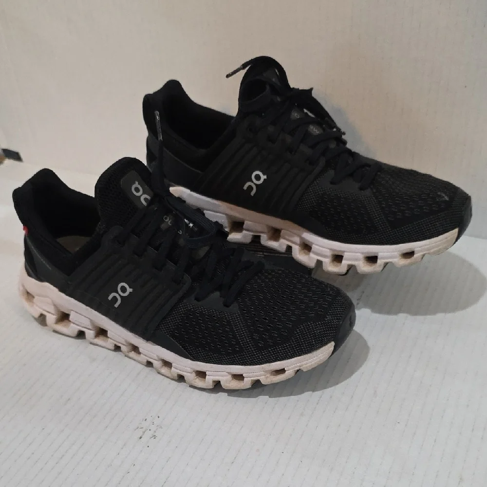 On Running CloudSwift Women's Black and White Athletic Shoes Size 8.5 - Picture 2 of 9